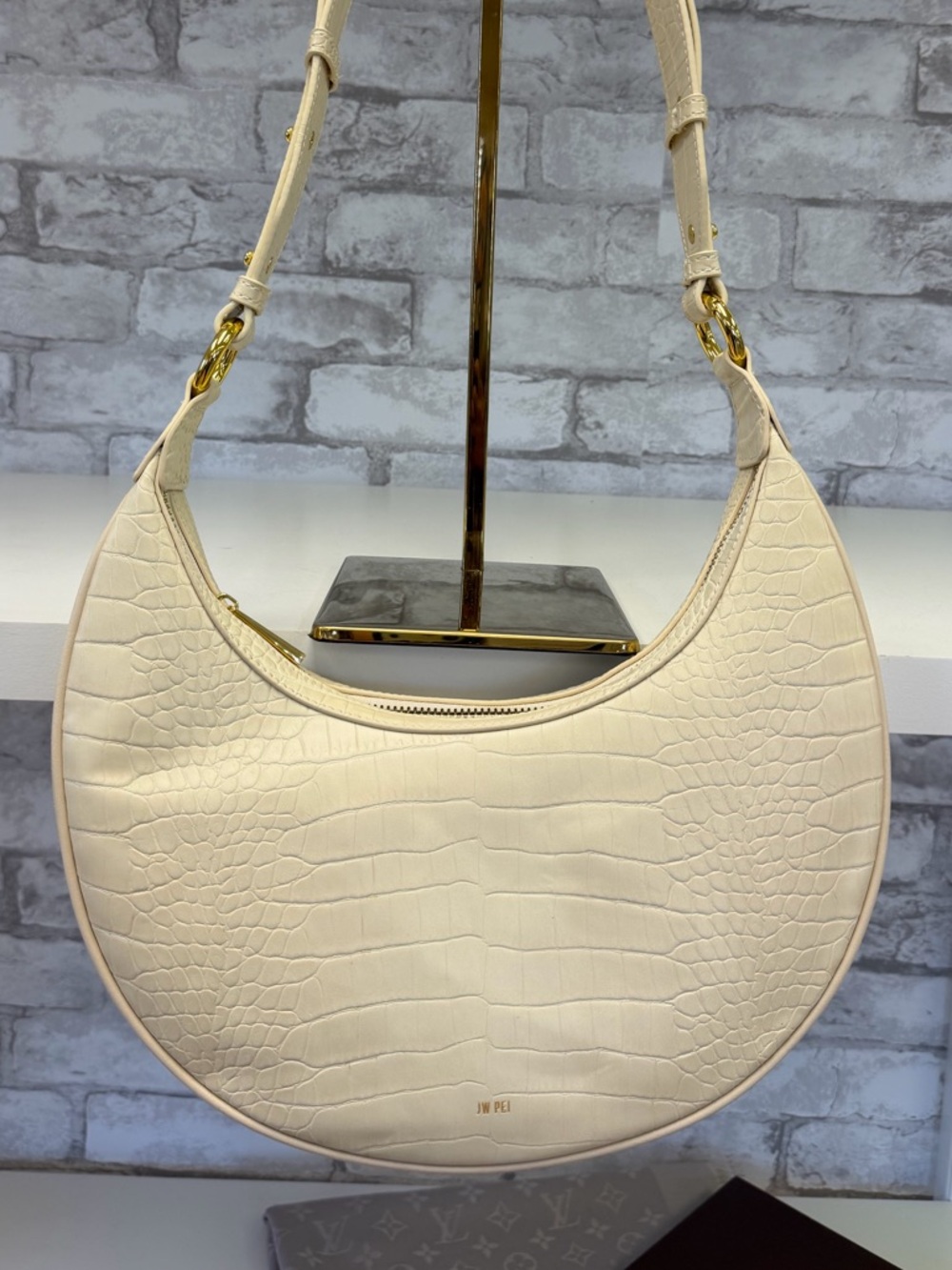 JW PEI Carly Saddle Bag in Ivory Croc Like New Condition Chic Elegant Capsule - Picture 4 of 17